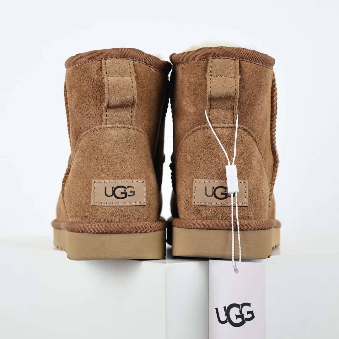Pick up locally 💰540 Core recommendation Good price Cashmere insoles are a very suitable choice for keeping warm in winter and at home. In the new year, uug launched a series of styles, which are partial to the preferences of young consumers and have also moved to the forefront of fashion trends. Shoe body material Water-repellent coated suede upper 17mm UGGPURE™ implanted wool insole Lightweight non-slip comfortable rubber outsole With brand LOGO Trademark Comes with a full set of packaging Size: 35 36 37 38 39 40 41 42 43 44